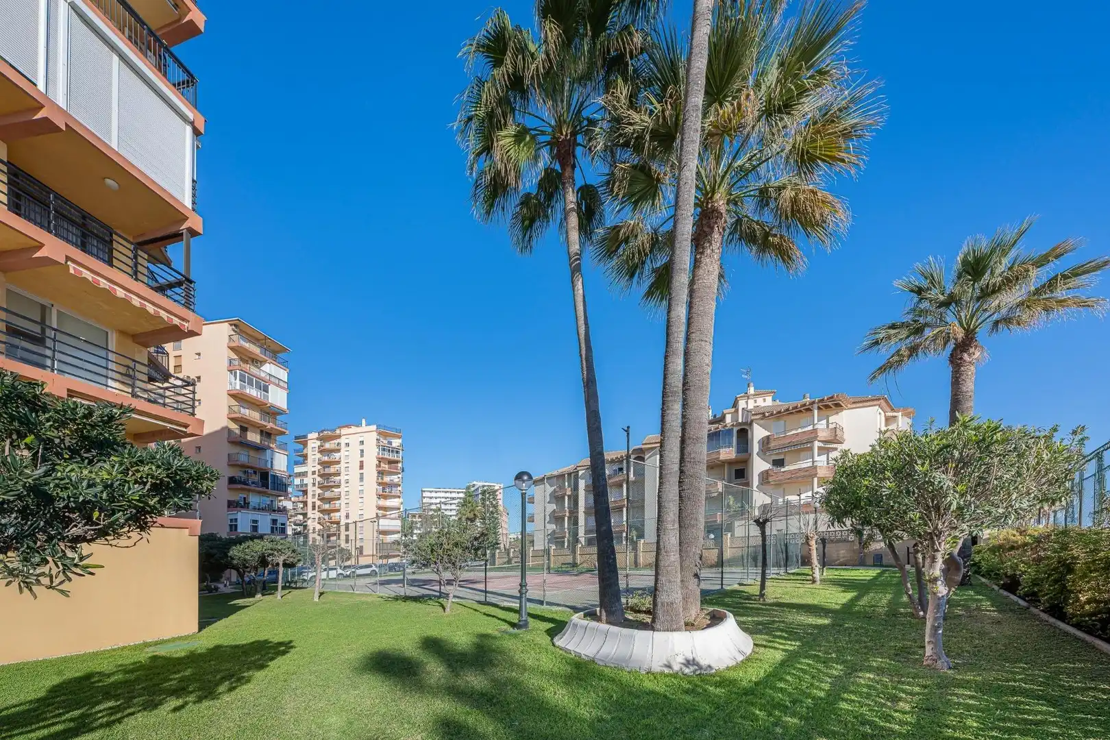 Vista exterior de Pis en venda en Torremolinos amb Aire condicionat, Calefacció i Jardí privat
