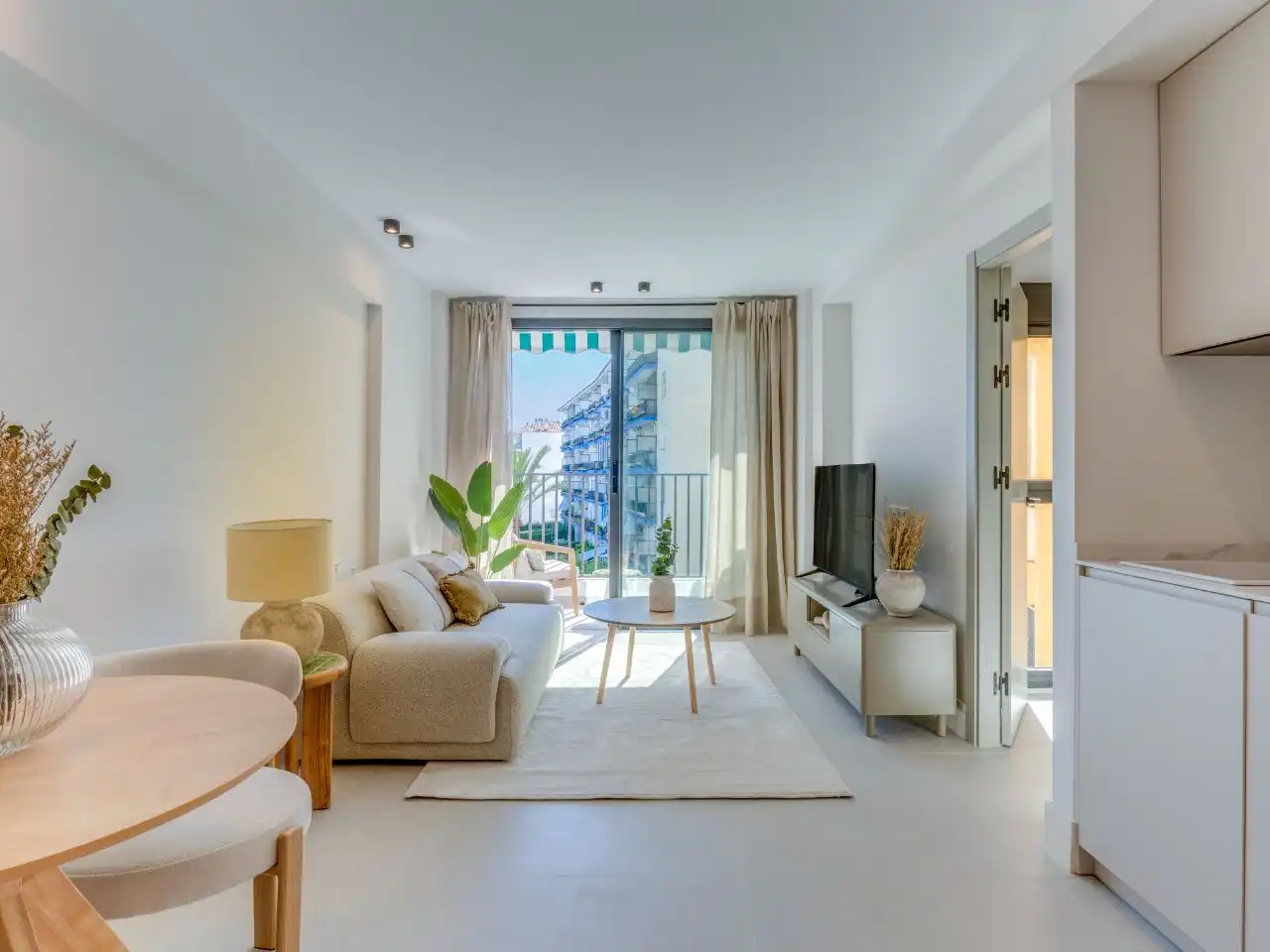 Living room of Flat for sale in Marbella  with Air Conditioner, Terrace and Balcony