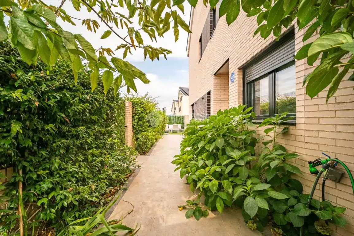 Vista exterior de Casa adosada en venta en Mejorada del Campo con Alarma y Piscina comunitaria