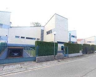 Vista exterior de Casa adosada en venda en Siero amb Calefacció, Jardí privat i Parquet