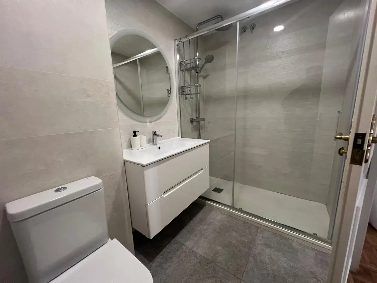 Bathroom of Flat for share in Madrid  with Air Conditioner, Heating and Terrace