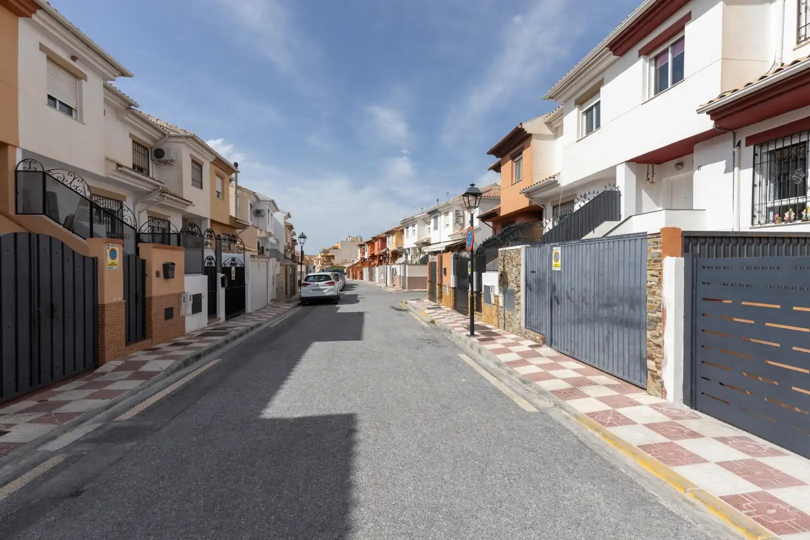 Vista exterior de Casa adosada en venta en Churriana de la Vega con Aire acondicionado, Calefacción y Terraza