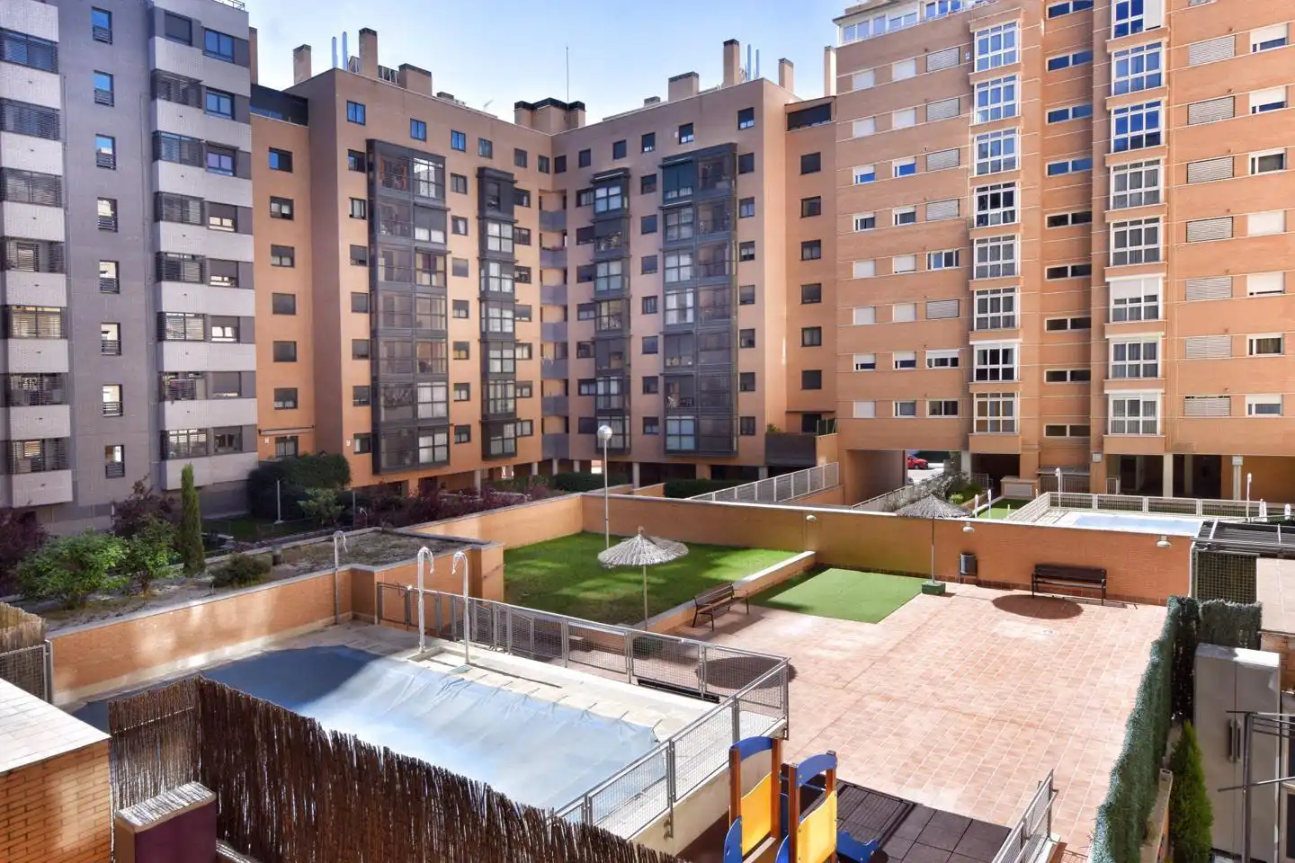 Außenansicht von Wohnung zum Verkauf in Madrid mit Heizung, Abstellraum und Gemeinschaftspool