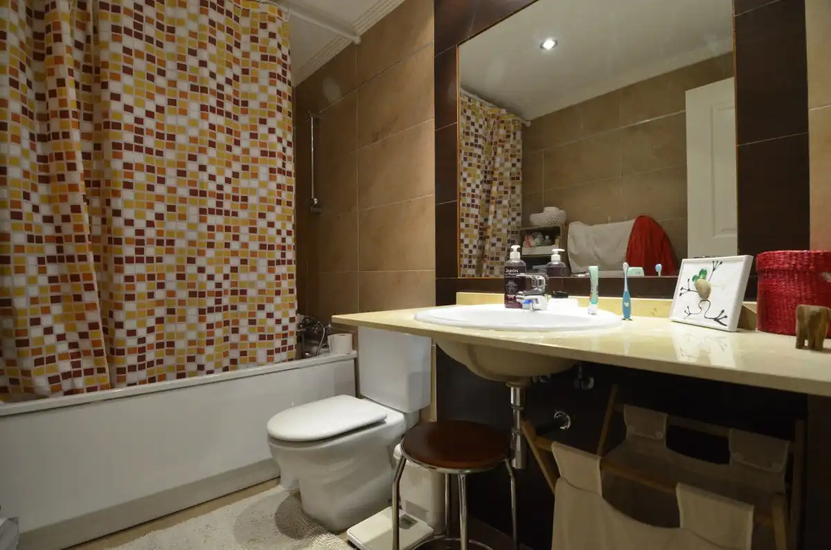 Baño de Casa adosada en venta en Doñinos de Salamanca con Calefacción, Parquet y Terraza