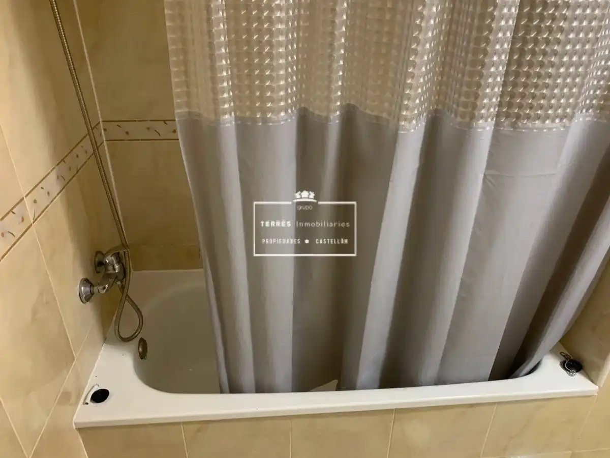 Baño de Piso en venta en Castellón de la Plana / Castelló de la Plana con Terraza, Trastero y Balcón