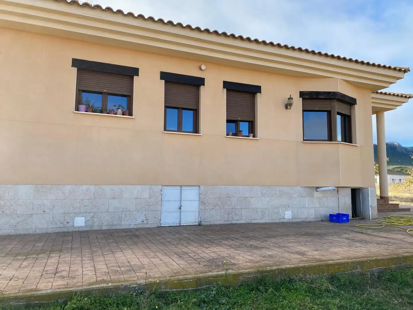 Vista exterior de Casa o xalet en venda en Yecla amb Aire condicionat, Calefacció i Traster