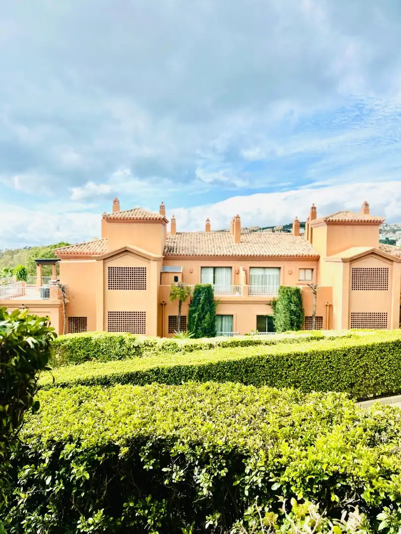 Vista exterior de Casa adosada en venta en Estepona con Aire acondicionado, Jardín privado y Amueblado