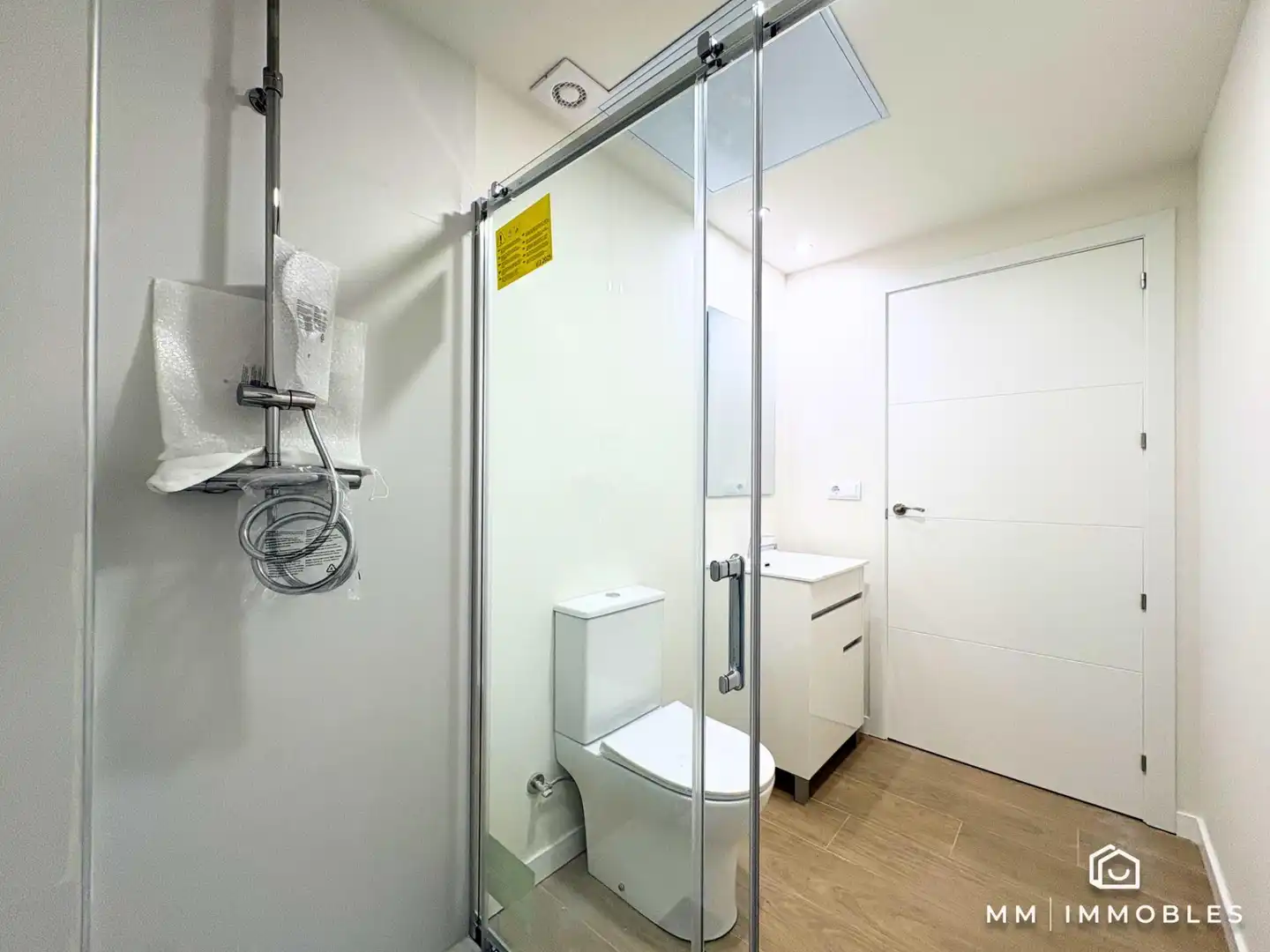 Badezimmer von Erdgeschoss zum Verkauf in Canovelles mit Heizung, Parkett und Balkon