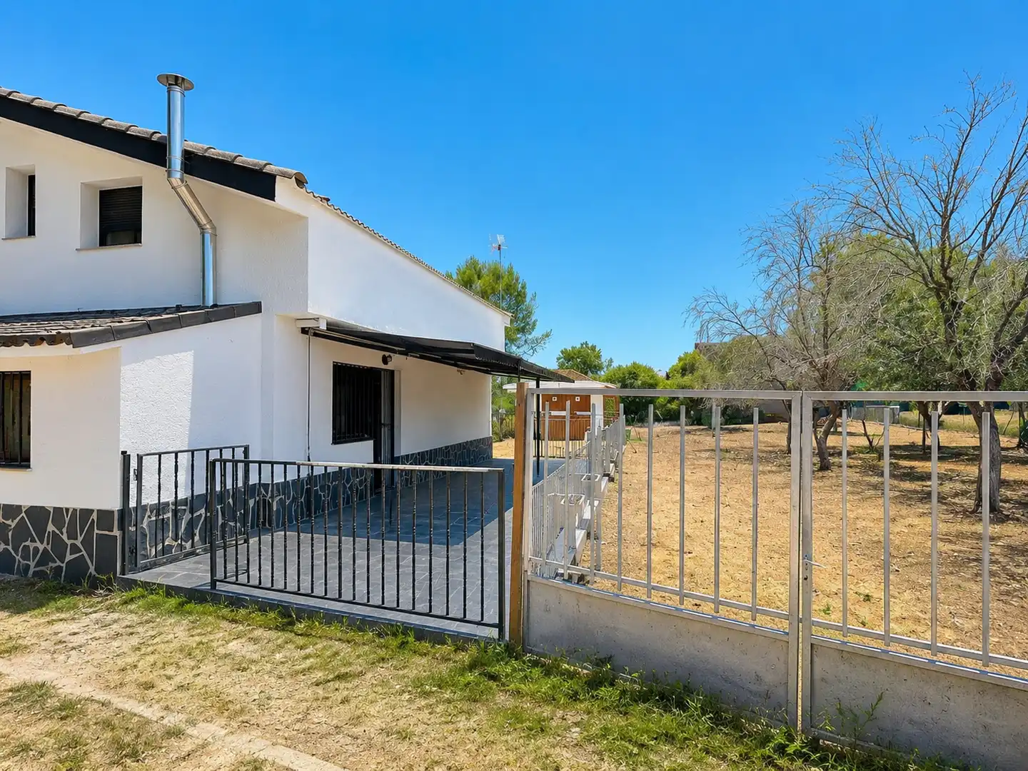 Vista exterior de Casa o chalet en venta en Nuevo Baztán con Aire acondicionado, Calefacción y Jardín privado