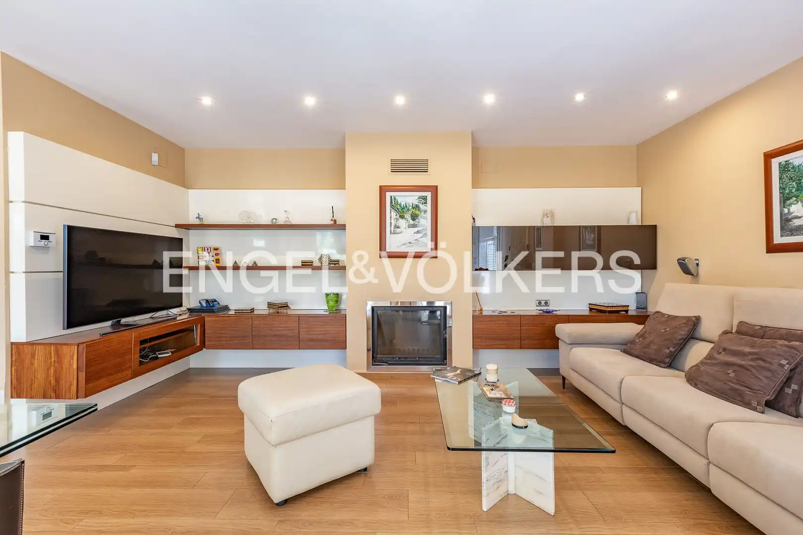 Sala d'estar de Casa o xalet en venda en Cerdanyola del Vallès amb Aire condicionat, Calefacció i Jardí privat
