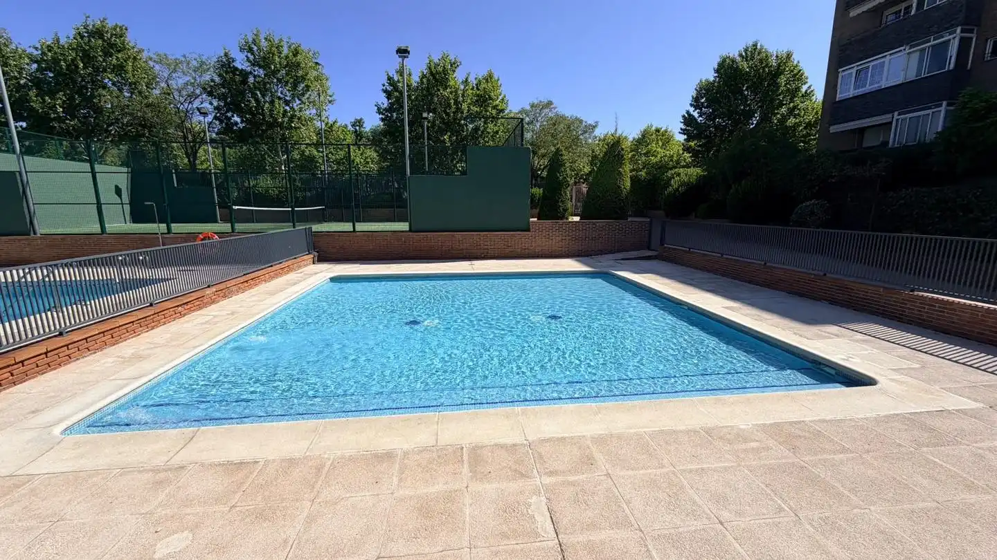 Piscina de Pis en venda en San Sebastián de los Reyes amb Aire condicionat, Calefacció i Parquet