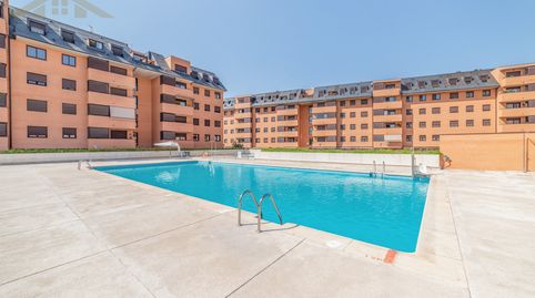 Espectacular piso de 2 dormitorios y 2 baños con terraza, garaje, trastero y piscina en urbanización privada con conserje en Pinto