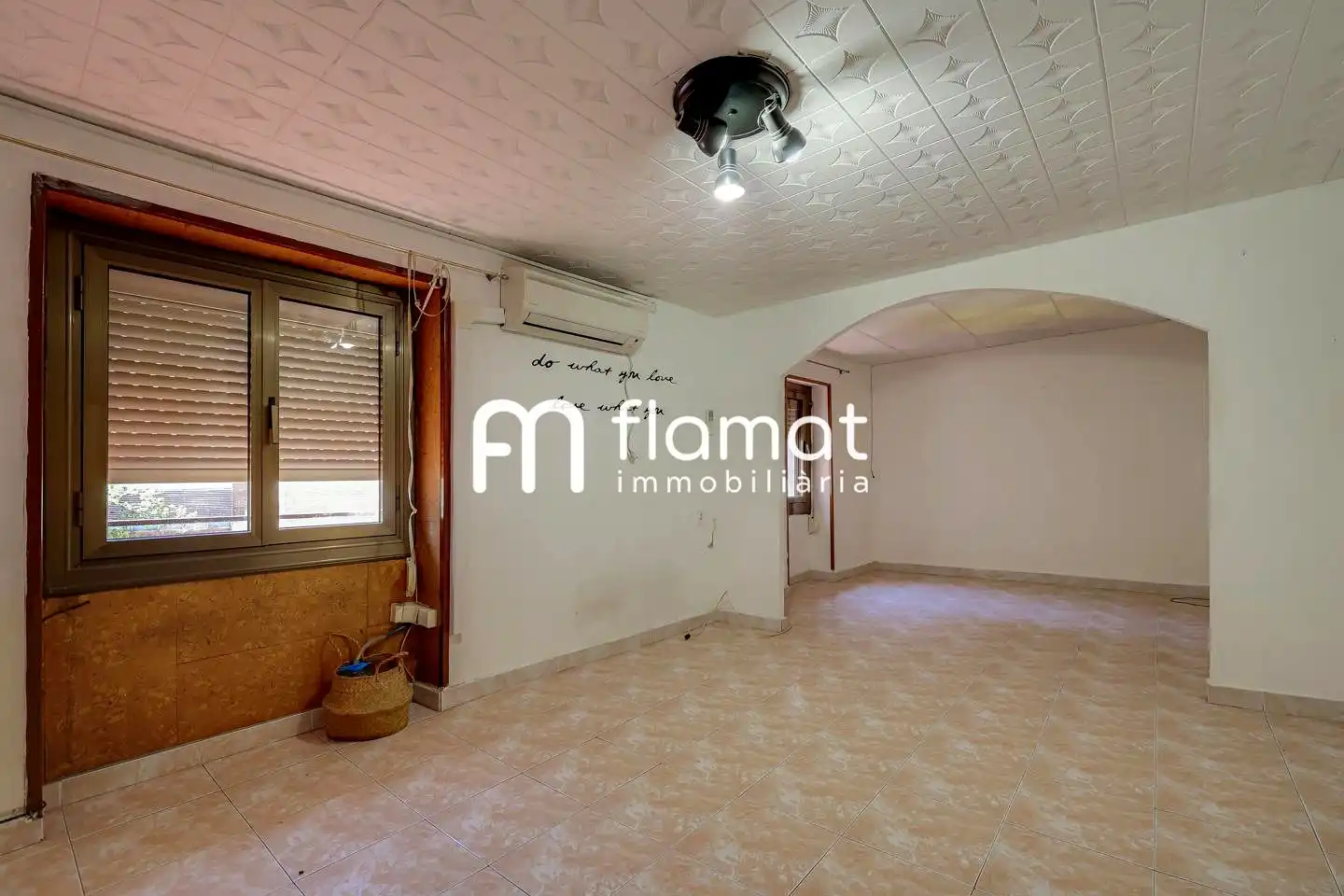 Wohnzimmer von Country house zum Verkauf in Santa Coloma de Gramenet mit Privatgarten und Terrasse