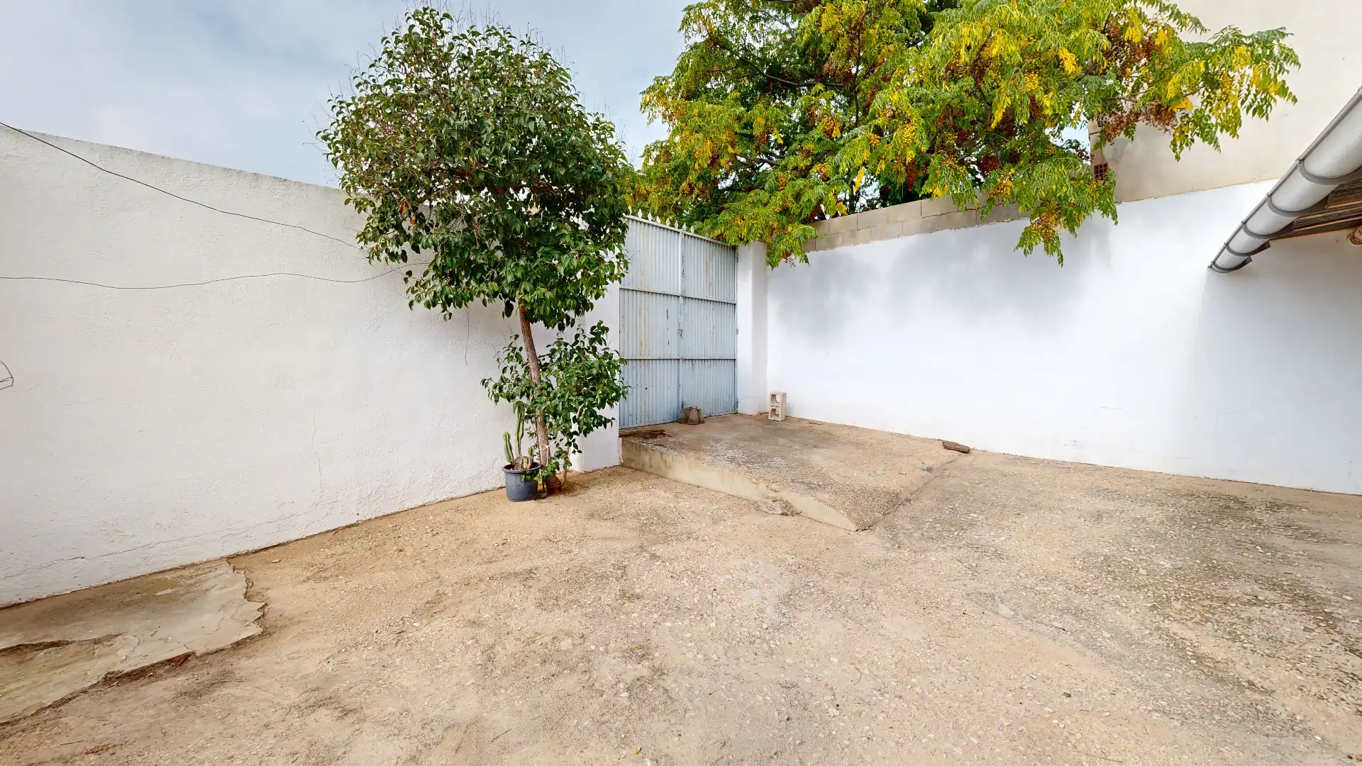Vista exterior de Casa adosada en venta en Hellín con Jardín privado, Trastero y Amueblado