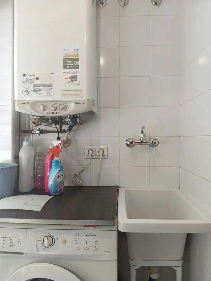 Bathroom of Flat for rent in Granada  with Air Conditioner, Heating and Terrace