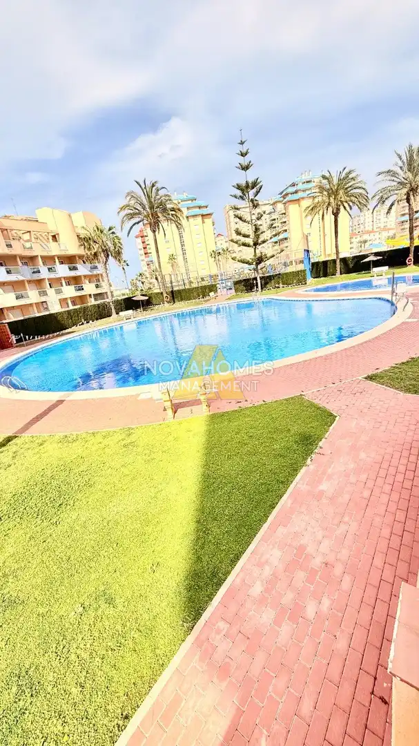 Schwimmbecken von Wohnungen zum Verkauf in La Manga del Mar Menor mit Klimaanlage, Heizung und Terrasse