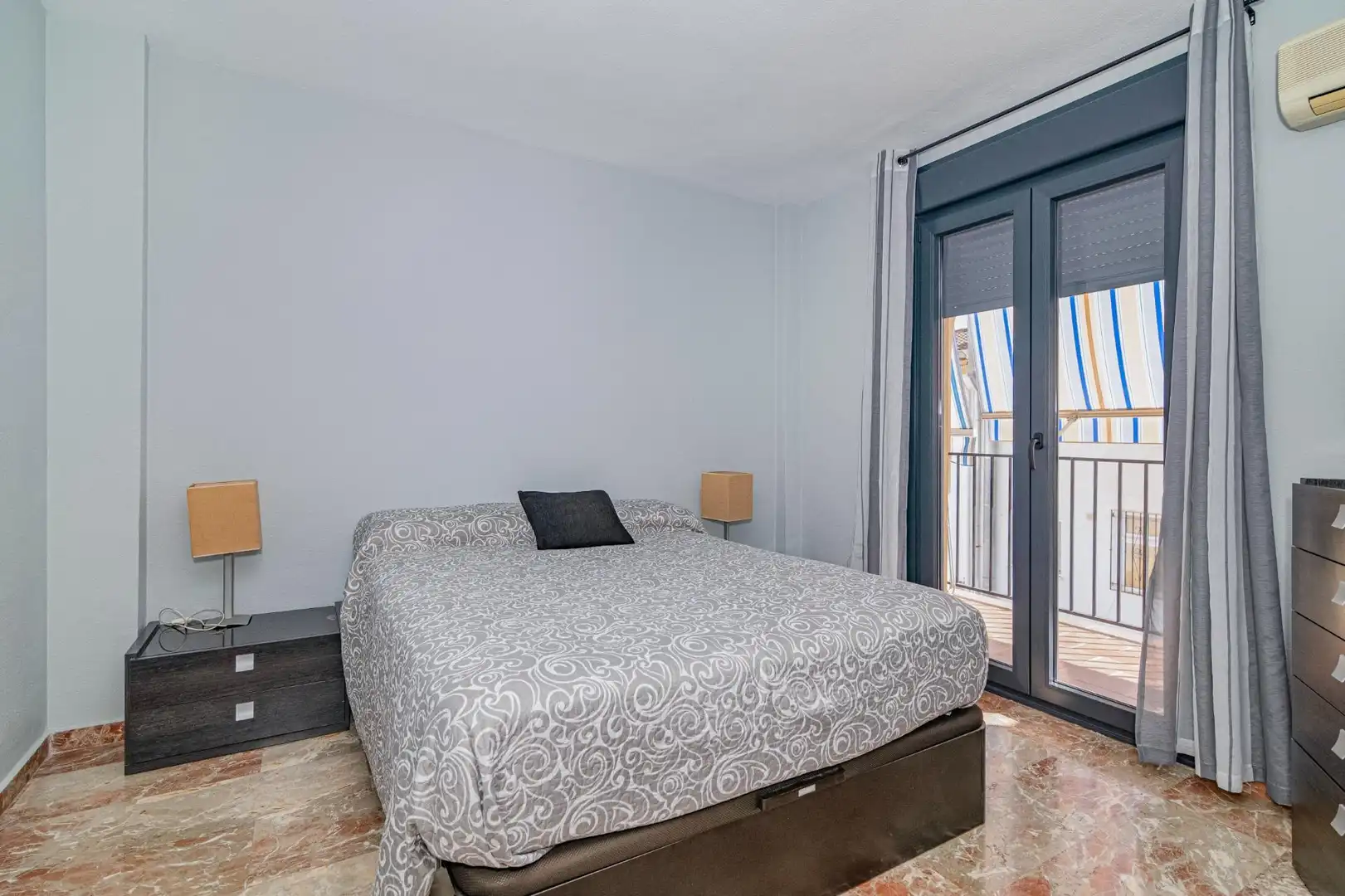 Dormitori de Casa adosada en venda en Las Gabias amb Aire condicionat, Terrassa i Moblat