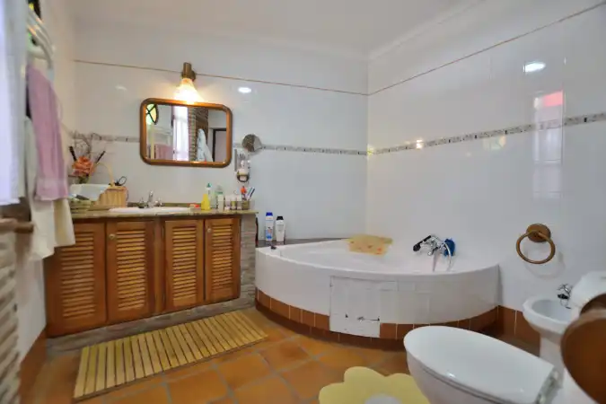 Baño de Casa adosada en venta en Benaoján con Calefacción, Terraza y Jacuzzi