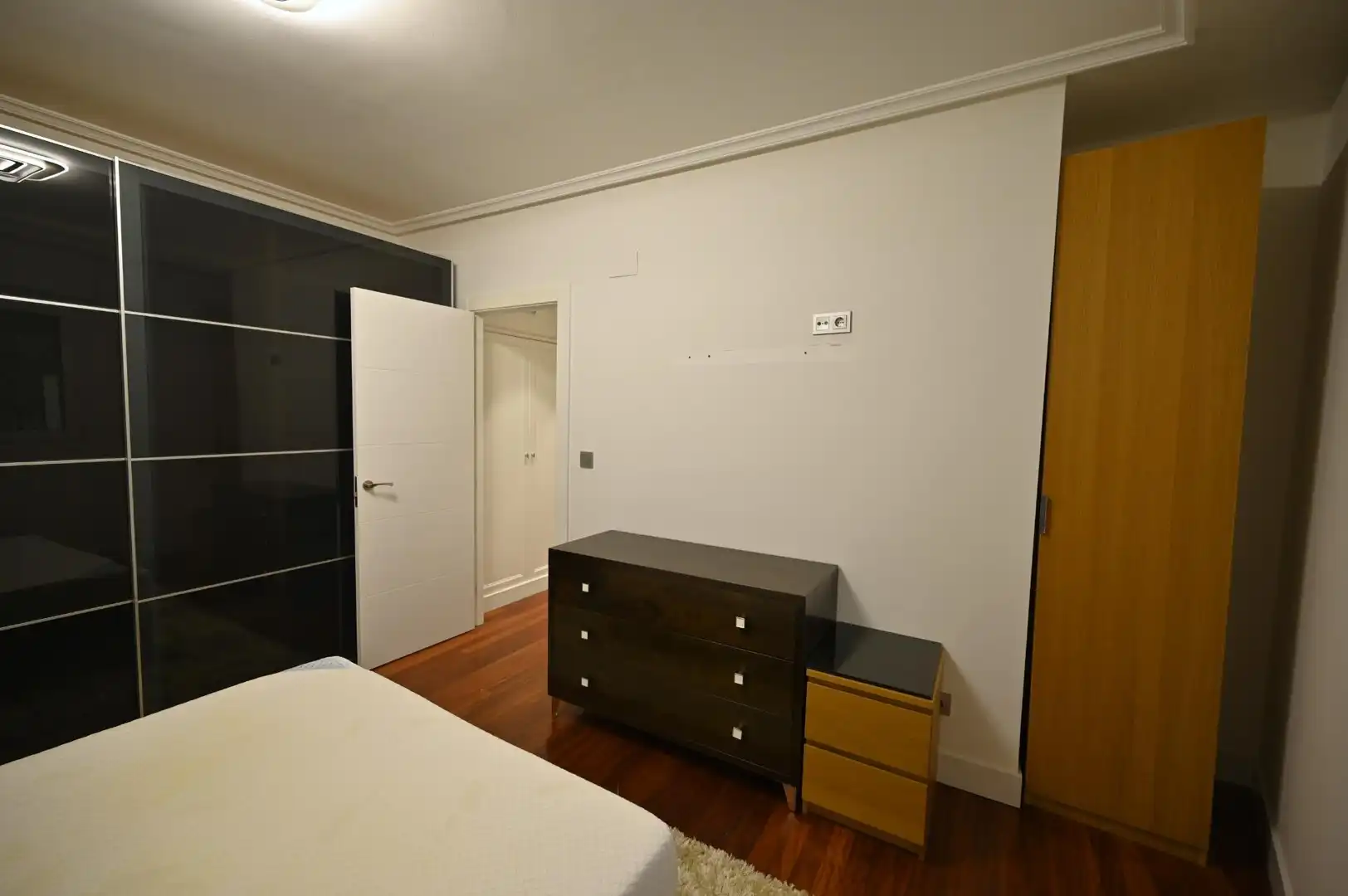 Habitación de Casa adosada en venta en Loiu con Aire acondicionado, Calefacción y Jardín privado