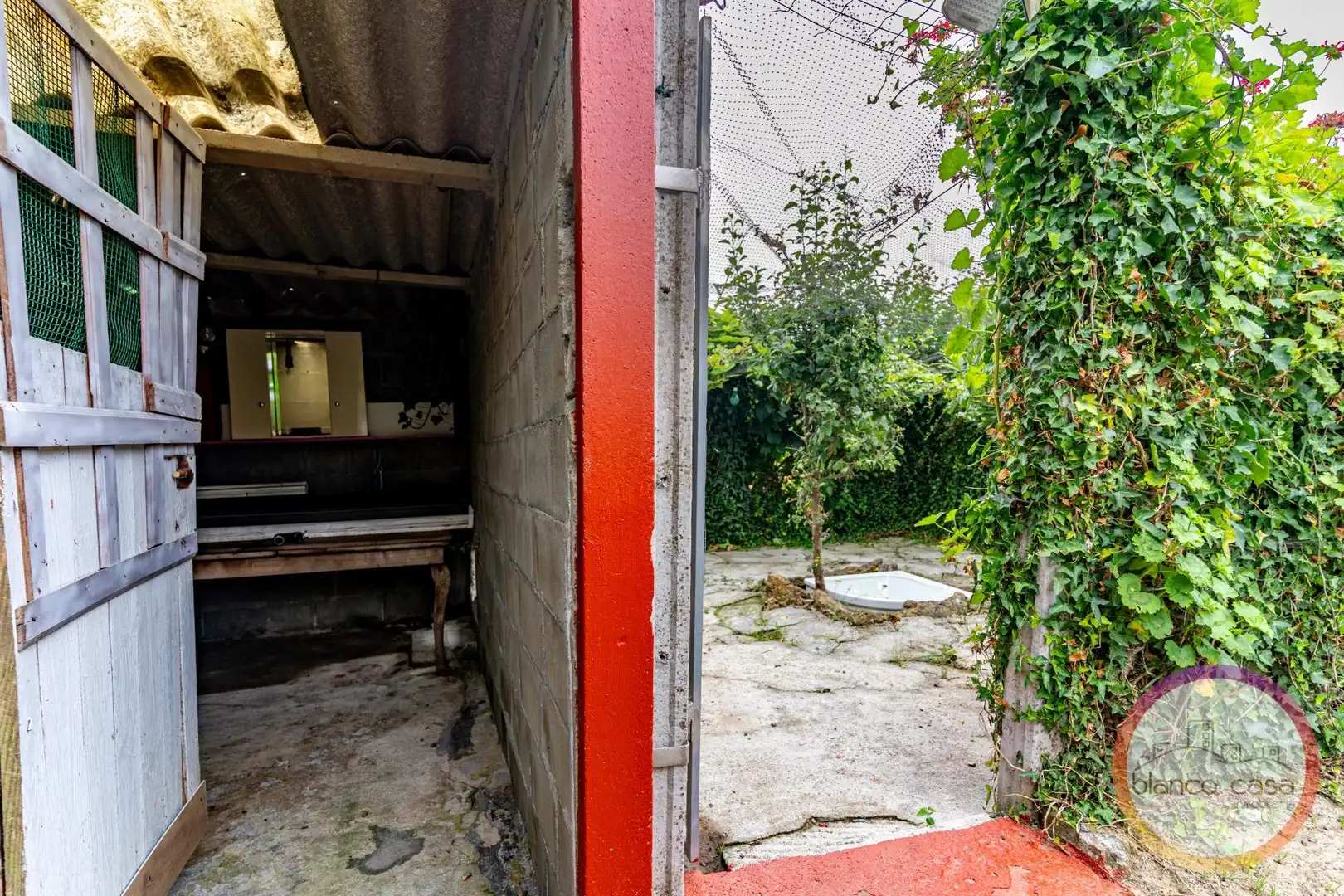 Vista exterior de Casa o xalet en venda en Carballo amb Jardí privat i Traster