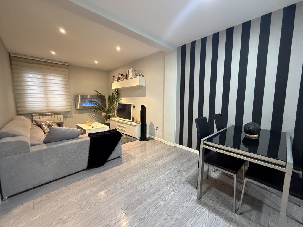 Sala d'estar de Pis en venda en Vitoria - Gasteiz amb Balcó