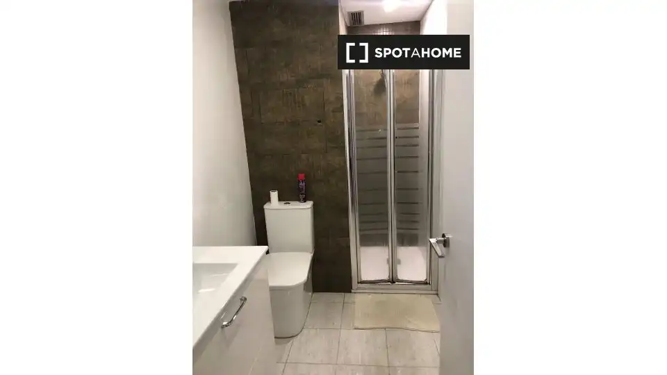 Bathroom of Flat for share in Valencia  with Air Conditioner, Heating and Furnished