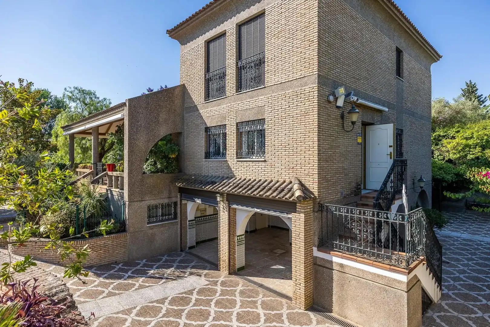 Vista exterior de Casa o chalet en venta en Gelves con Jardín privado y Piscina comunitaria