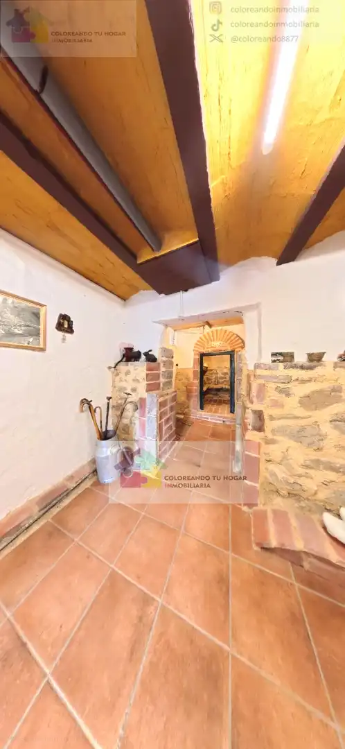 Cuina de Casa o xalet en venda en La Pola de Gordón  amb Calefacció, Jardí privat i Parquet