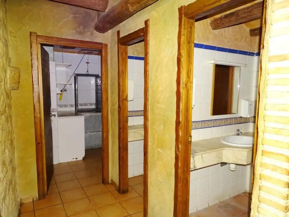 Badezimmer von Geschaftsraum zum Verkauf in Cretas mit Klimaanlage