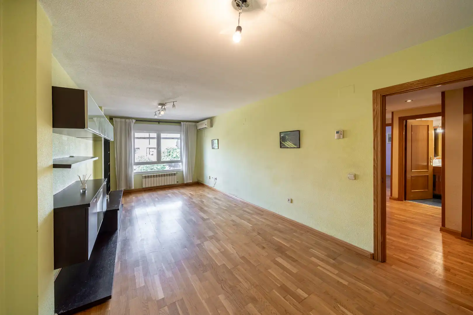 Living room of Flat for sale in Torrejón de Ardoz  with Air Conditioner, Heating and Parquet flooring