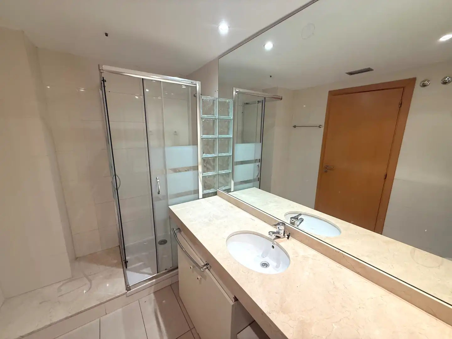 Bathroom of Flat for sale in L'Hospitalet de Llobregat  with Air Conditioner, Heating and Oven