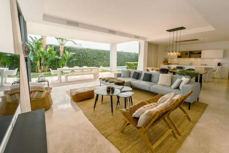 Sala d'estar de Casa o xalet de lloguer en Estepona amb Aire condicionat, Jardí privat i Terrassa