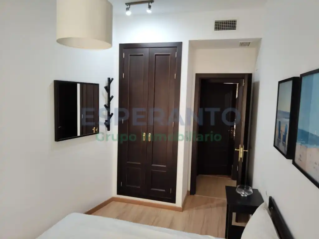 Dormitori de Apartament de lloguer en Málaga amb Aire condicionat, TV i Internet