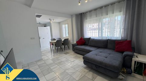 Casa con piscina comunitaria, en la provincia de Alicante, en la ciudad de Torrevieja. 2 habitaciones | 86 m² | 1 kilómetro del ma