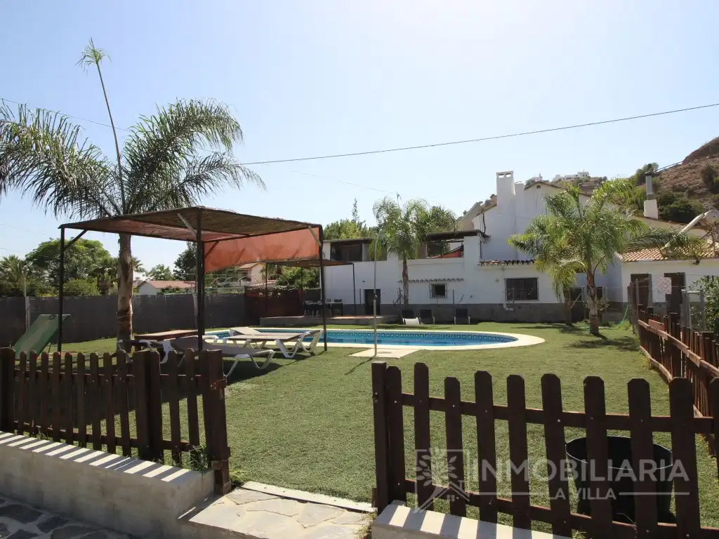 Vista exterior de Casa o xalet en venda en Álora amb Aire condicionat, Jardí privat i Terrassa