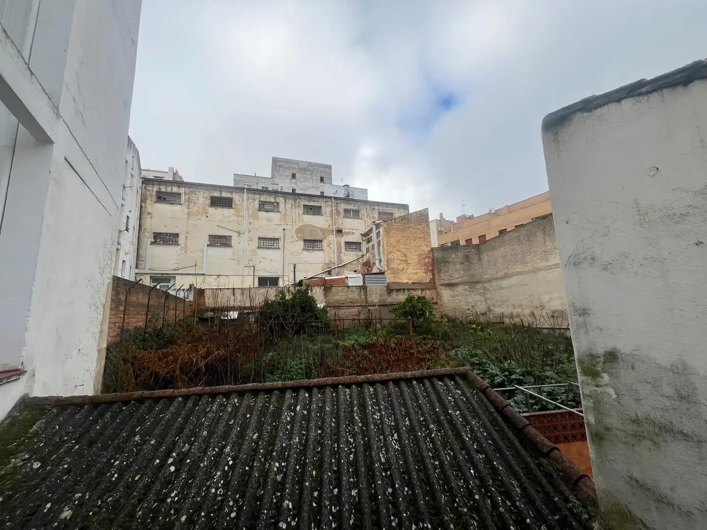 Vista exterior de Edifici en venda en Cáceres