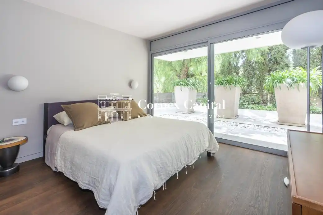 Dormitori de Casa o xalet en venda en Barcelona amb Aire condicionat, Calefacció i Jardí privat
