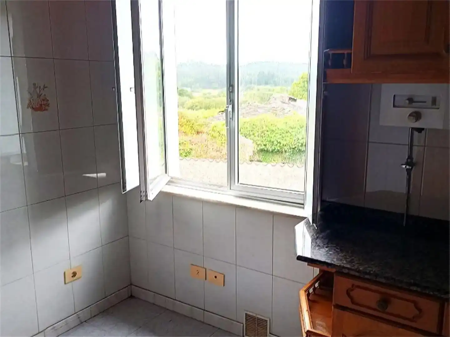 Cuina de Casa adosada en venda en Ortigueira amb Jardí privat, Traster i Balcó