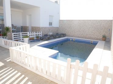 Casa con balcón en venta en Ubrique