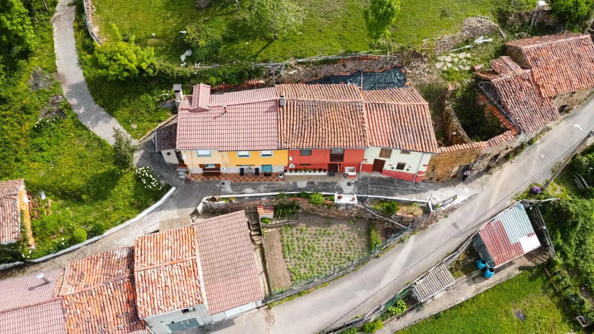 Vista exterior de Casa adosada en venta en Laviana con Jardín privado y Amueblado