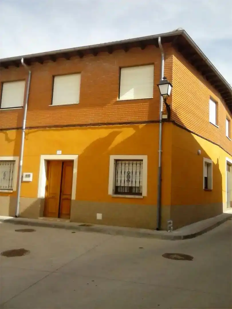 Vista exterior de Pis en venda en Paredes de Nava amb Traster, Forn i Rentadora