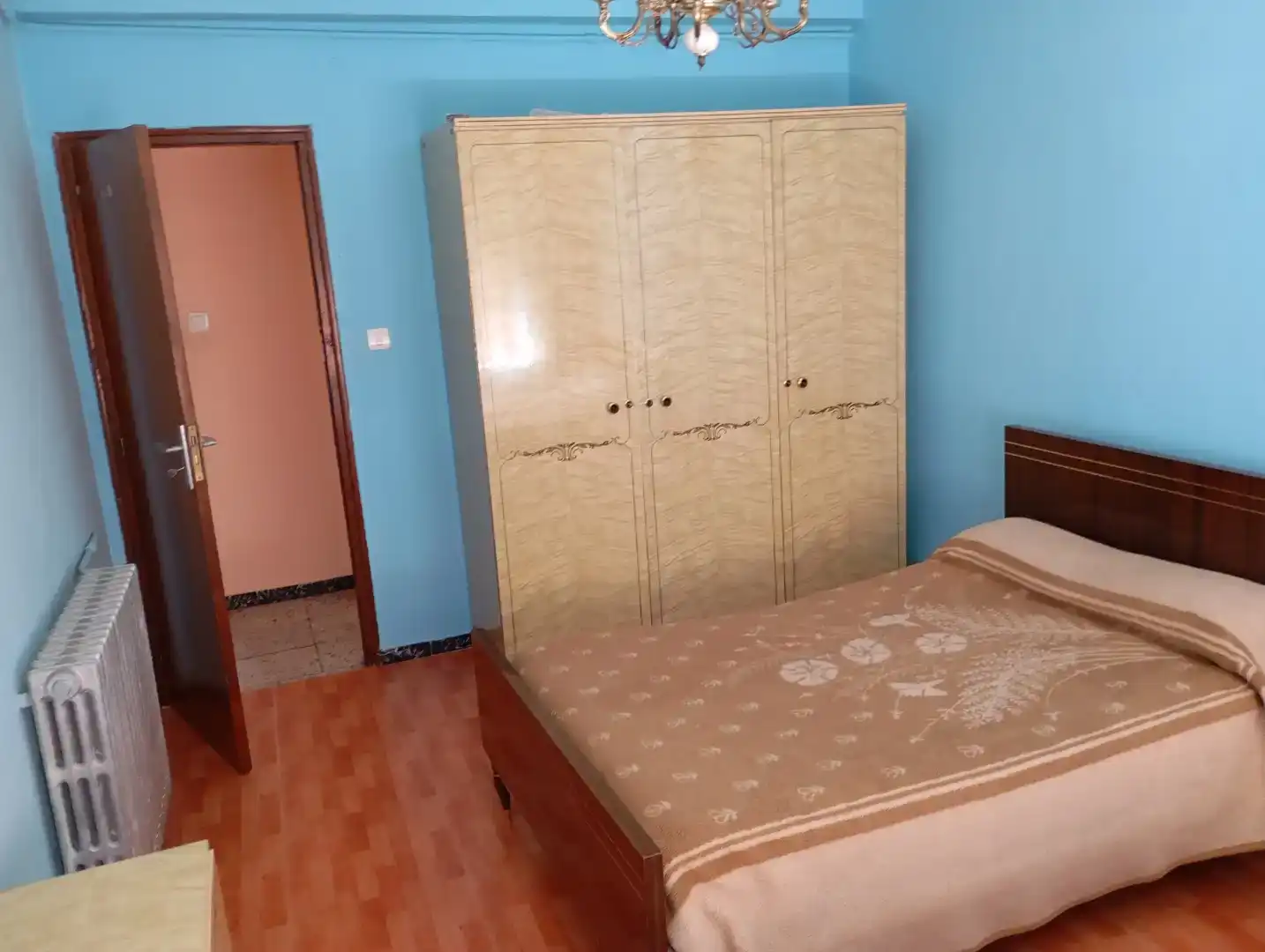 Schlafzimmer von Wohnung zur Miete in Benavides mit Waschmaschine, Mikrowelle und Fernseher