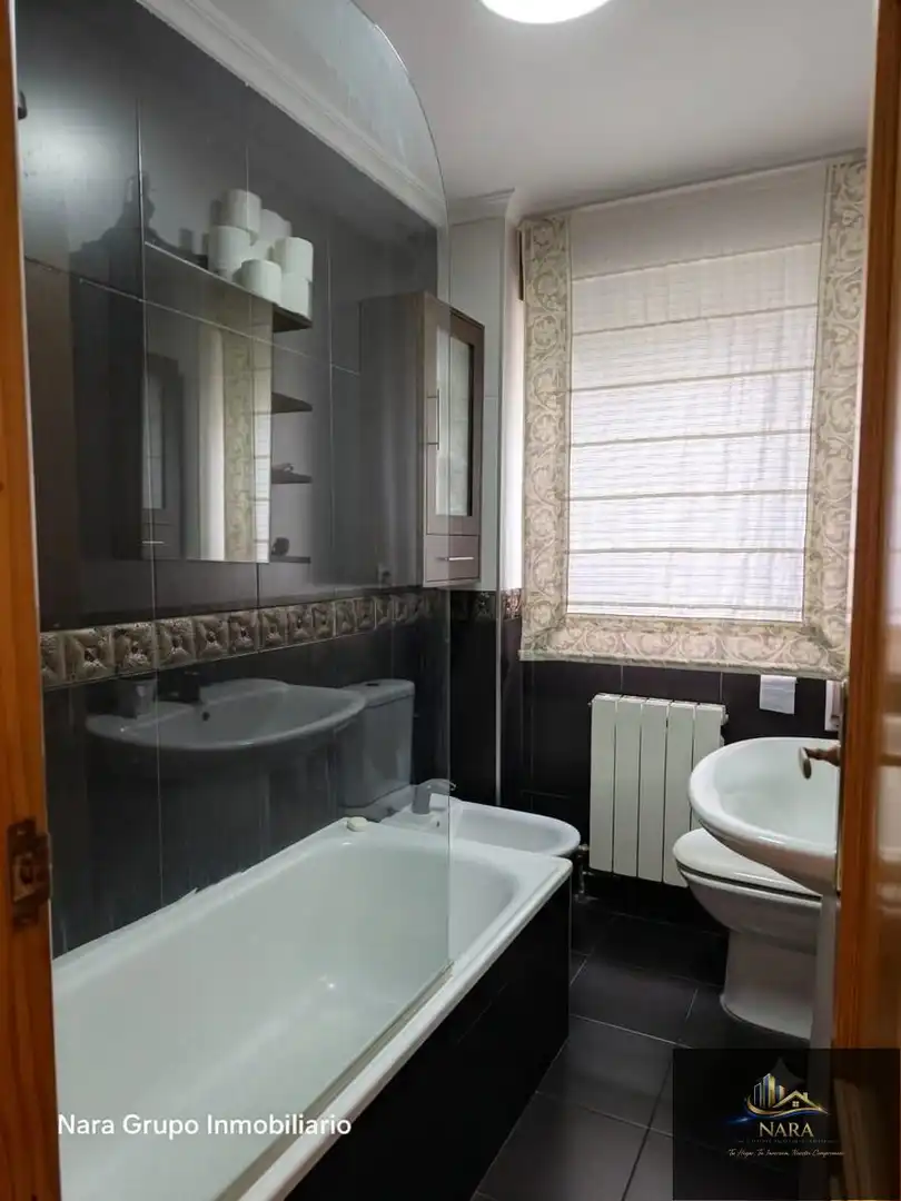 Badezimmer von Wohnung zum Verkauf in Santander mit Heizung, Privatgarten und Parkett