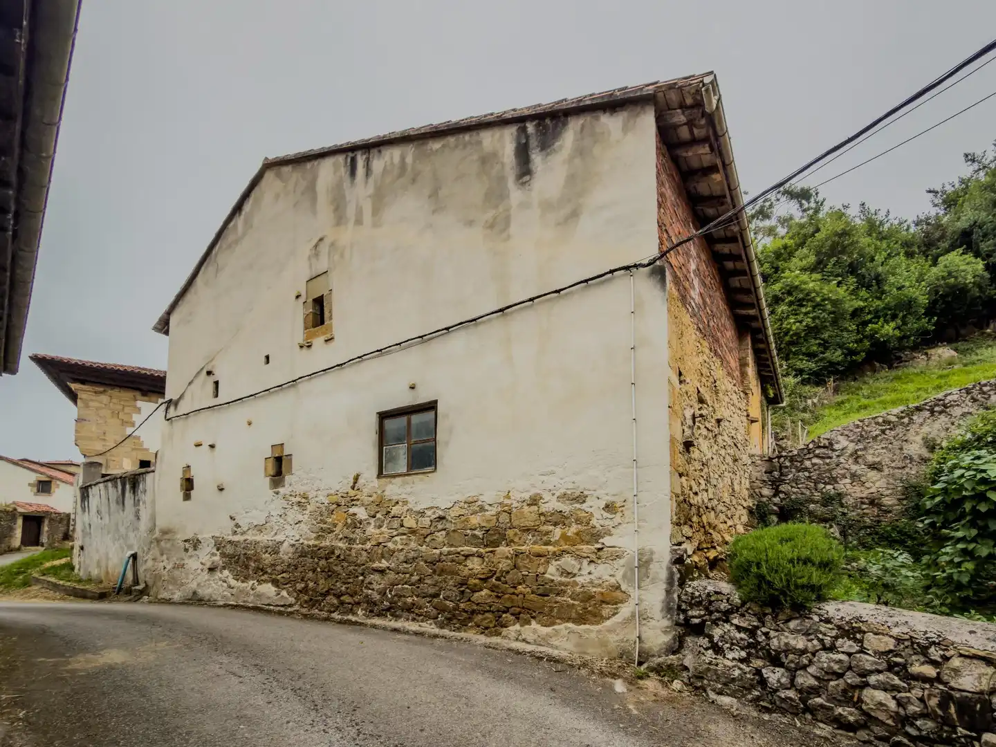 Vista exterior de Casa o xalet en venda en Alfoz de Lloredo amb Jardí privat, Terrassa i Balcó