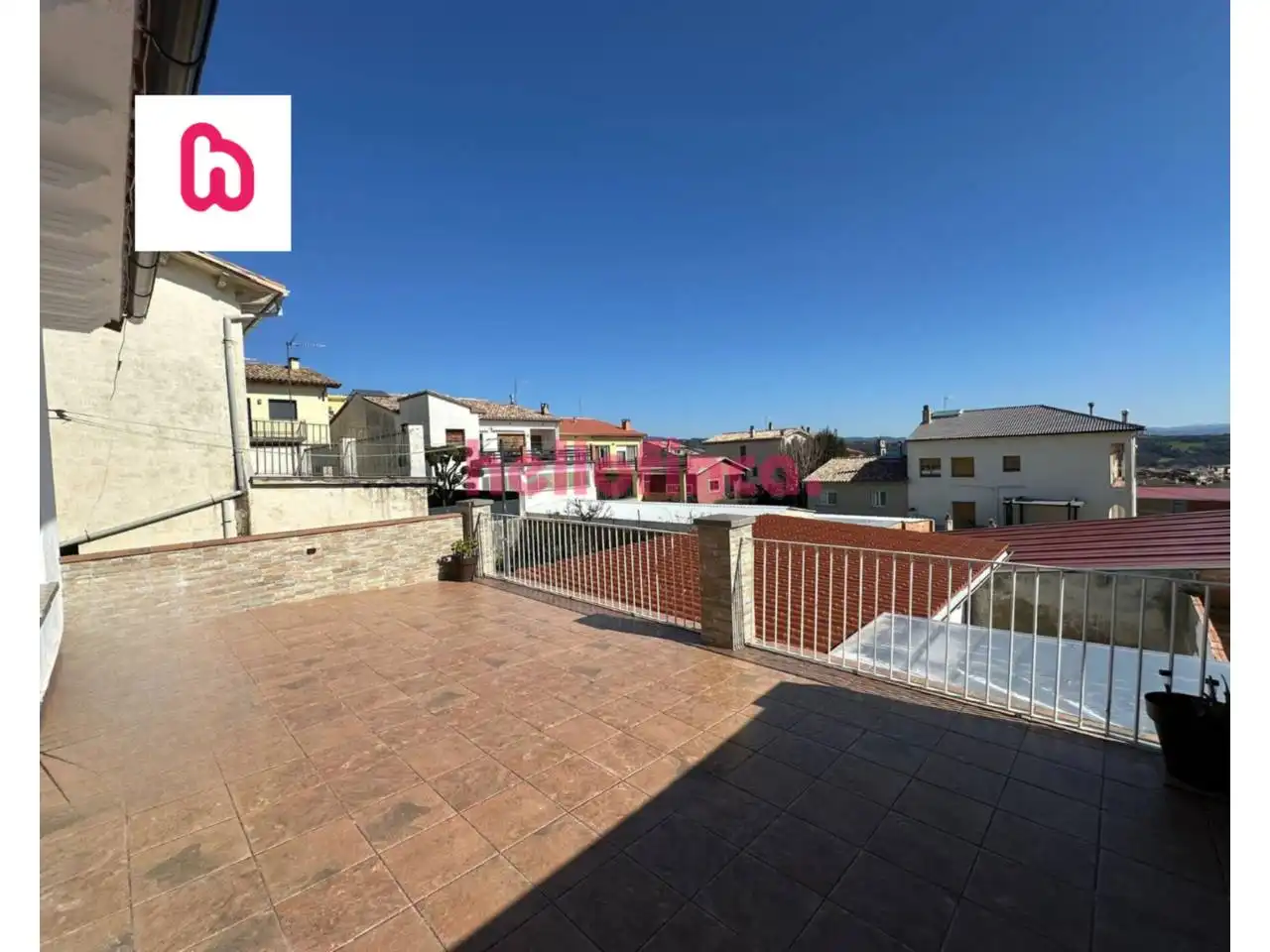 Vista exterior de Casa adosada en venda en Sant Pere de Torelló amb Calefacció, Terrassa i Alarma