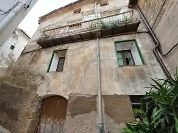 Vista exterior de Edificio en venta en Castillonroy