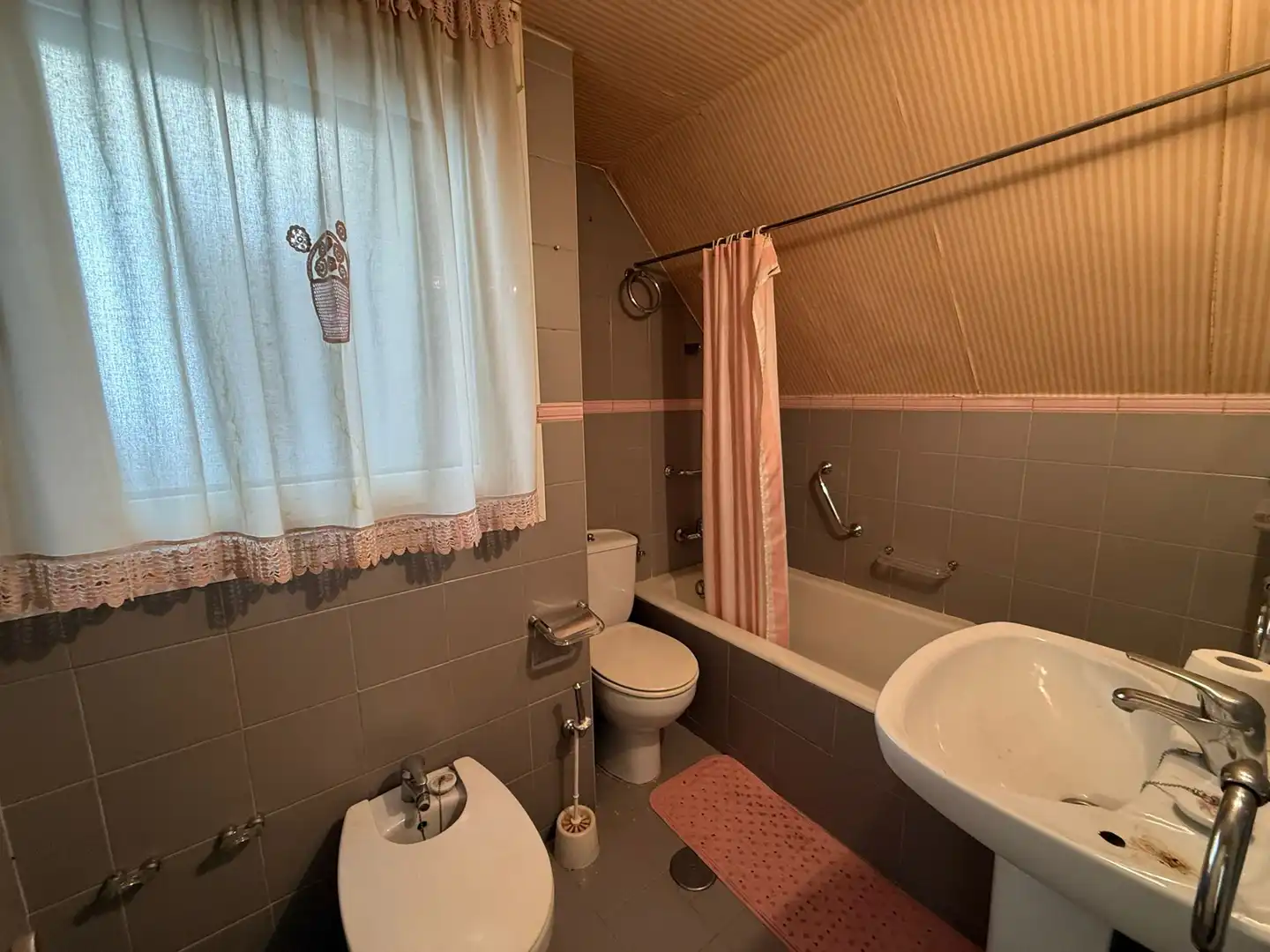 Bathroom of Flat for sale in Oviedo   with Heating and Storage room
