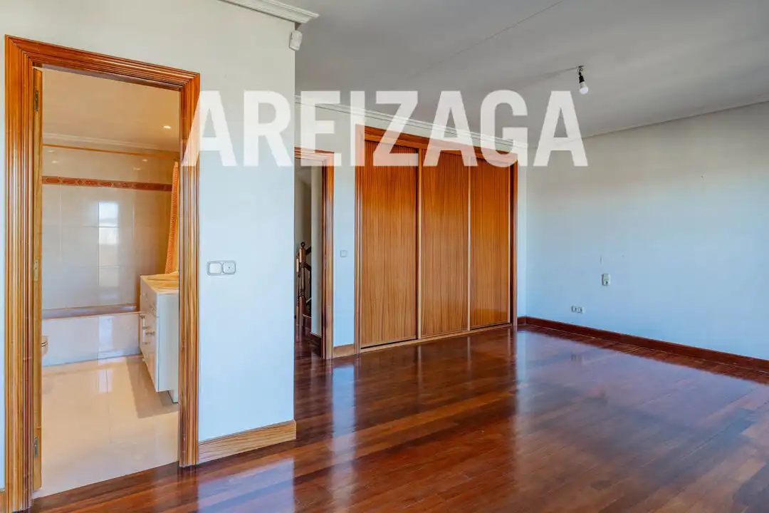 Dormitori de Casa o xalet en venda en Donostia - San Sebastián  amb Calefacció, Jardí privat i Terrassa