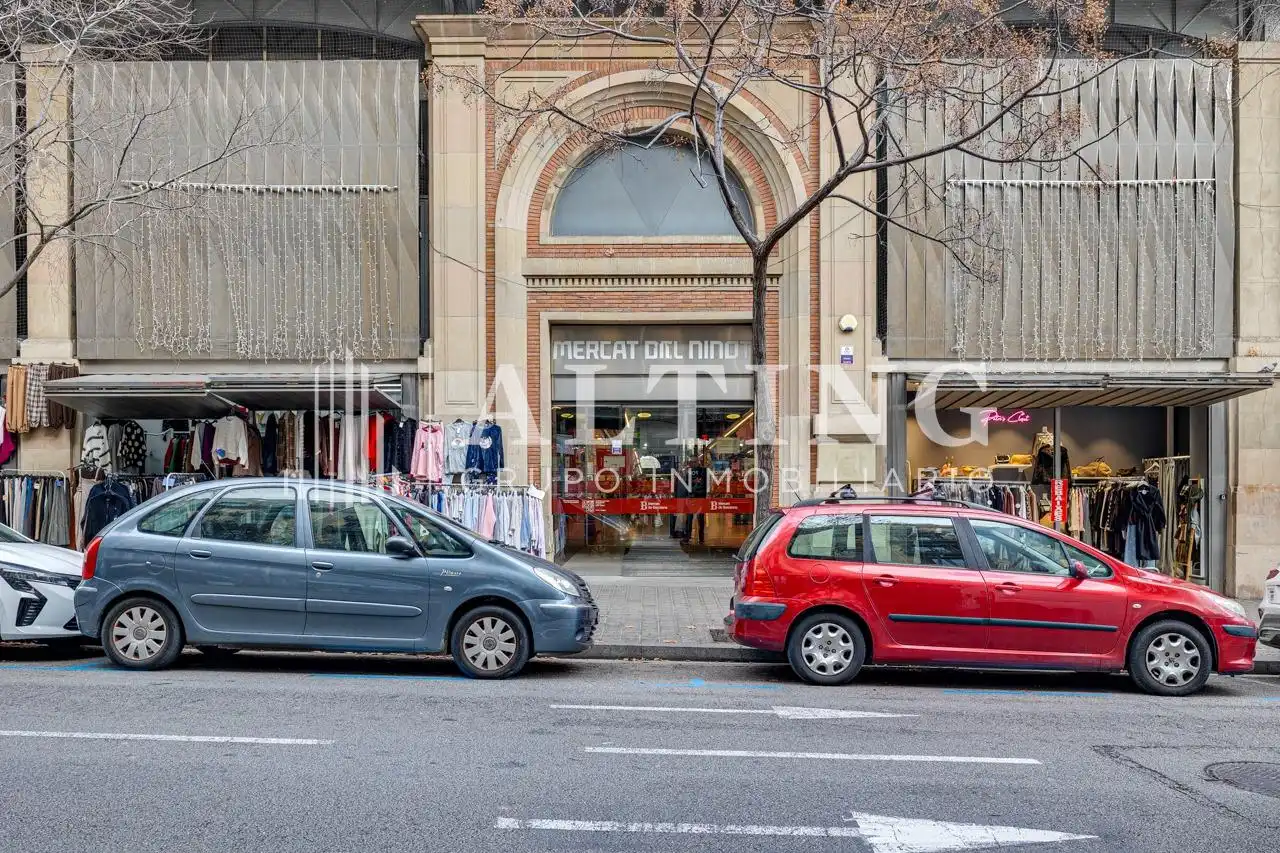Vista exterior de Local en venda en Barcelona amb Aire condicionat