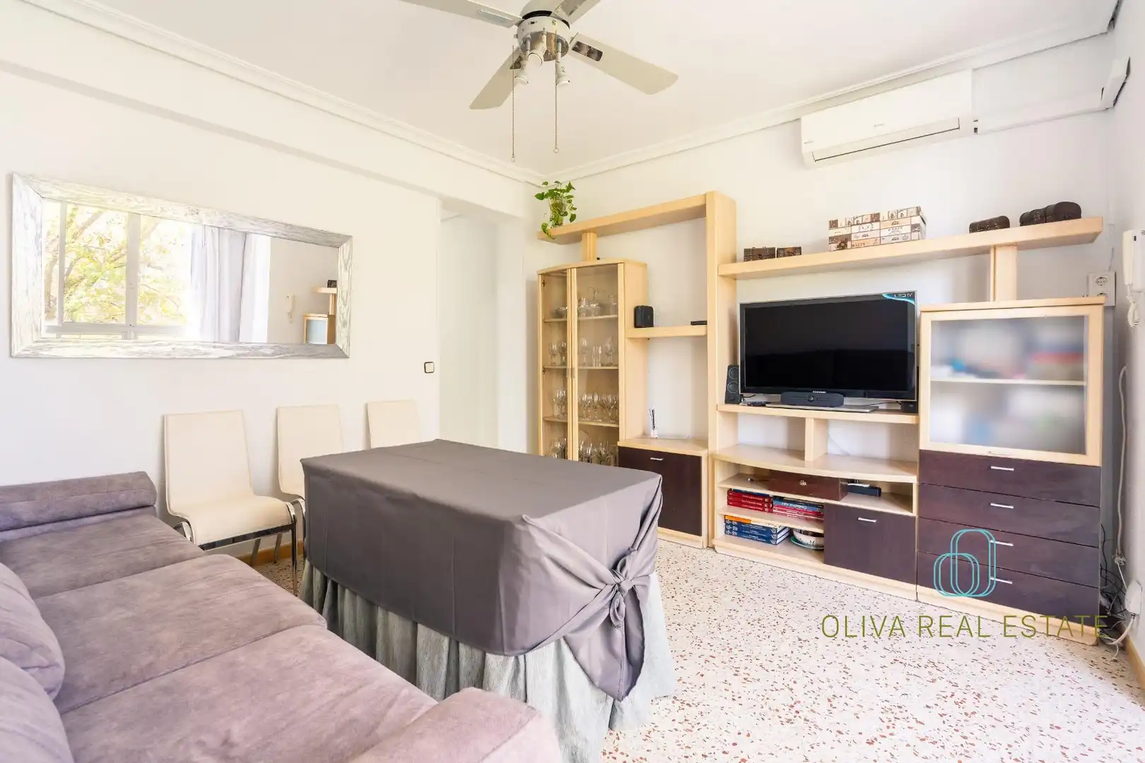 Living room of Flat for sale in Sevilla  with Air Conditioner, Furnished and Balcony
